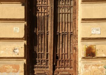 В Одесі відреставрували історичні деревʼяні двері кінця XIX століття | ПРО ГОЛОВНЕ