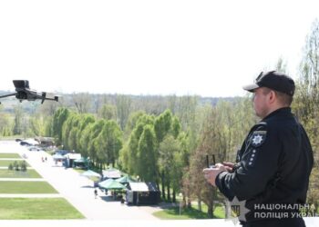 Вулиці Запоріжжя почали патрулювати дрони. Відео