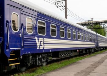 Через провал породи і просідання колії в Івано-Франківській області “Укрзалізниця” змінила рух поїздів. Графік