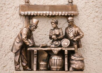 Нова мініскульптура в Києві розповідає про історію контрактів на Подолі | ПРО ГОЛОВНЕ