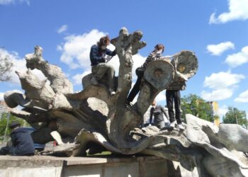 Скульптуру Ернеста Коткова на Троєщині очистили студенти та активісти | ПРО ГОЛОВНЕ