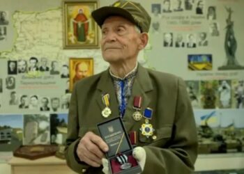 Столітня боротьба за українську державу триває: до Дня Героїв ССО нагородили 94-річного політв’язня Олещука