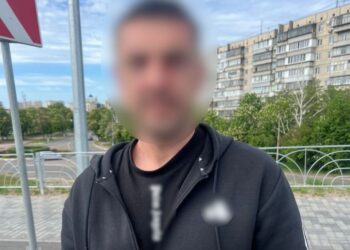 У Броварах серед білого дня пограбували чоловіка: поліція затримала нападника