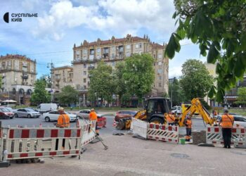 У центрі Києва облаштовують безбар’єрне перехрестя з сенсорними кнопками | ПРО ГОЛОВНЕ