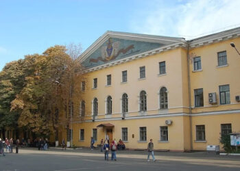 У Києві розбирають корпус-пам’ятку Києво-Могилянки попри заборону | ПРО ГОЛОВНЕ