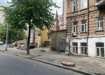 У Києві спилюють дерева біля садиби Зеленських | ПРО ГОЛОВНЕ