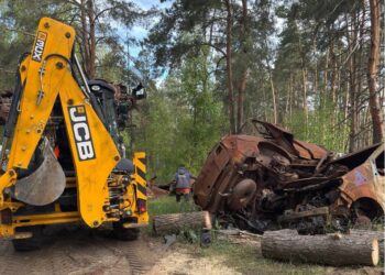 В Ірпені прибрали знищені під час бойових дій автівки (ФОТО)