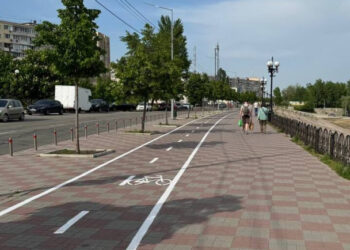 Велодоріжки на Північному мосту закликають відремонтувати кияни | ПРО ГОЛОВНЕ