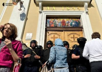 12 людей поранено в масштабній бійці біля храму в Чернівцях. Більшість побитих – поліцейські