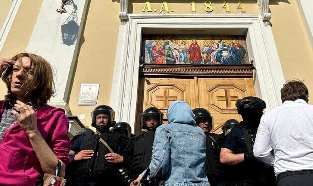 12 людей поранено в масштабній бійці біля храму в Чернівцях. Більшість побитих – поліцейські