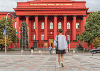 18-річні українці повертаються з-за кордону, оскільки в Україні цікавіше жити – Міносвіти заявило про нову тенденцію