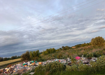 “Це не моя відповідальність”: місцева влада на Київщині відхрещується від сміття й розбитих доріг