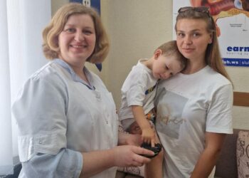 Фонд Ріната Ахметова забезпечив слуховими апаратами трирічну дитину з Дніпра