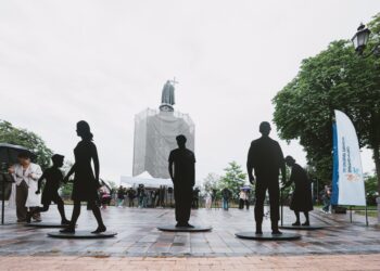 Інсталяція у центрі Києва вшановує памʼять про тисячі зниклих безвісти | ПРО ГОЛОВНЕ