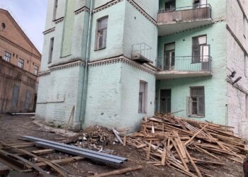 Історичний будинок біля Палацу спорту почали розбирати | ПРО ГОЛОВНЕ