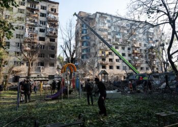 Київ пережив нічну атаку: Загинув громадянин США, зруйновано під’їзд у Солом’янському районі | ПРО ГОЛОВНЕ