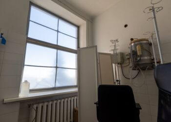 “Метінвест” встановлює 1500 ударостійких вікон у пошкоджених будівлях Запоріжжя