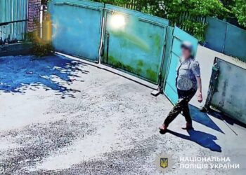 На Київщині жінка в перуці обікрала будинок: винесла гроші та золото