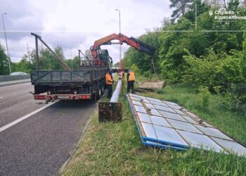 На трасах Київщини демонтували понад 50 незаконних рекламних щитів