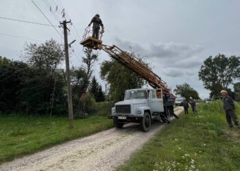 Негода наробила лиха: на Київщині енергетики ліквідовують наслідки