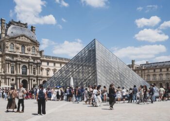 Персонал Лувру влаштував раптовий страйк, залишивши тисячі туристів на вулиці | ПРО ГОЛОВНЕ