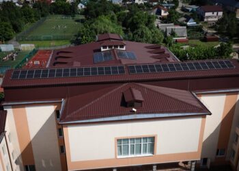 Протягом 2025 року на Київщині планують облаштувати сонячними панелями ще 33 заклади освіти