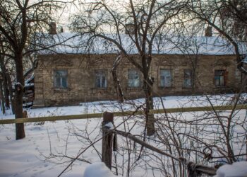 Російська атака забрала життя літньої мешканки Куренівки та знищила історичний будинок | ПРО ГОЛОВНЕ