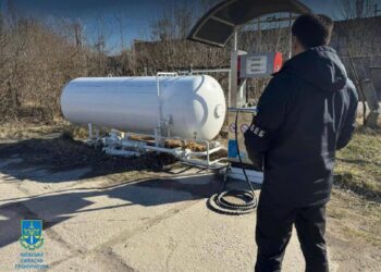 Судитимуть організатора нелегальної АЗС в Борисполі, на якій збували контрафактне пальне