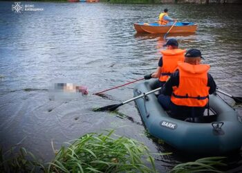 У Білій Церкві рятувальники дістали з Росі тіло невідомої жінки