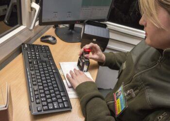 У ДПСУ розповіли, чи випускають дітей із заламінованим свідоцтвом про народження за кордон