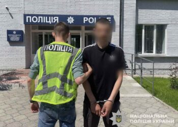 У Калинівці затримали чоловіка, який зірвав золотий ланцюжок з жінки