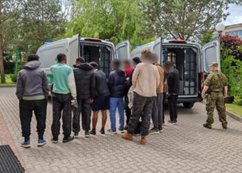 У Польщі кур’єр покинув 12 нелегалів в автівці в кюветі,  а сам втік від прикордонників – СВІТ