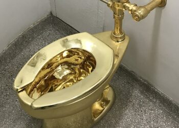 У Великій Британії винесли вироки за крадіжку золотого унітаза Мауріціо Каттелана | ПРО ГОЛОВНЕ