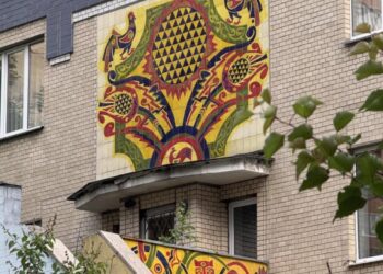 Унікальні мозаїки в стилі Примаченко демонтують із фасаду закладу в Києві | ПРО ГОЛОВНЕ