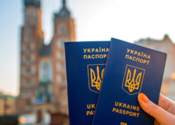 В Україні дозволили множинне громадянство: хто зможе мати два паспорти