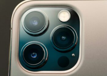 Водій сфотографував кросовер Volvo — і зіпсував камеру смартфона – Автоновини