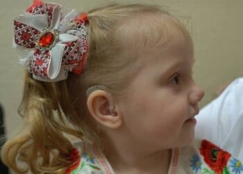 Завдяки Фонду Ріната Ахметова дівчинка, яка народилася в підвалі під час обстрілів, почала краще чути