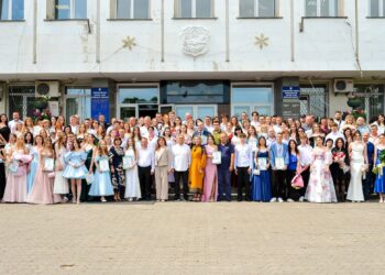 Зі шкільної парти — у доросле життя: у Борисполі урочисто відсвяткували випускний