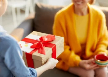 Що подарувати мамі на день народження – як обрати подарунок з душею?