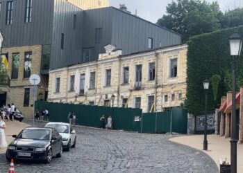 На Андріївському узвозі розібрали веранду історичної будівлі Мощинського | ПРО ГОЛОВНЕ