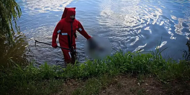 На Бучанщині із водойми дістали тіло потопельника