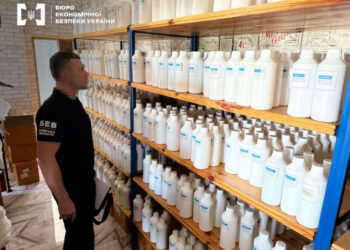 На Київщині БЕБ “накрило” підпільне виробництво рідин для куріння