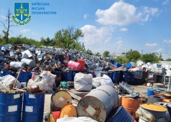 На Київщині судитимуть 8 осіб, які вивозили небезпечні відходи на незаконні сміттєзвалища