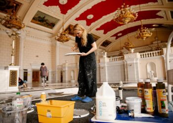 На київському вокзалі створюють гігантське живописне полотно | ПРО ГОЛОВНЕ