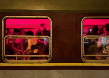 Провідник “Укрзалізниці” станцював із пасажирами поїзда. Відео з ним набрало 1,4 млн переглядів у TikTok