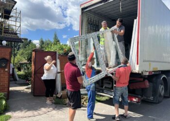 У Глевахівській громаді постраждалі від російських атак домогосподарства отримали вікна від благодійників