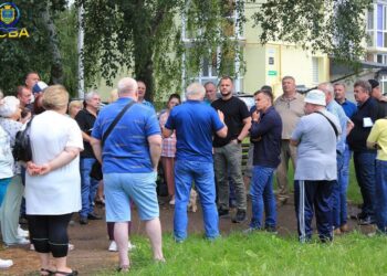 У Гостомелі посадовці зустрілися з мешканцями знищених росіянами будинків