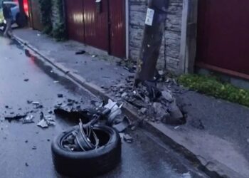 У Гостомелі водій спричинив ДТП: паркан ледь не впав на дитину