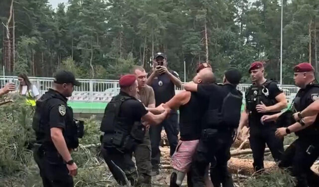 У Мархалівському лісі затримано ветерана війни під час акції протесту проти вирубки дерев