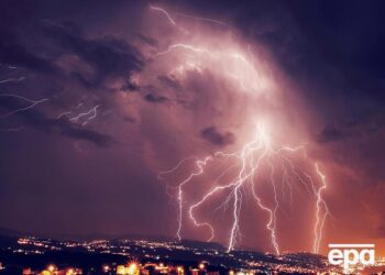 У низці областей України оголосили штормове попередження. Яку погоду прогнозують синоптики у вихідні